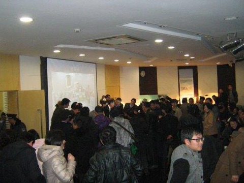 拍賣(mài)會(huì)現(xiàn)場(chǎng)競(jìng)價(jià)場(chǎng)景